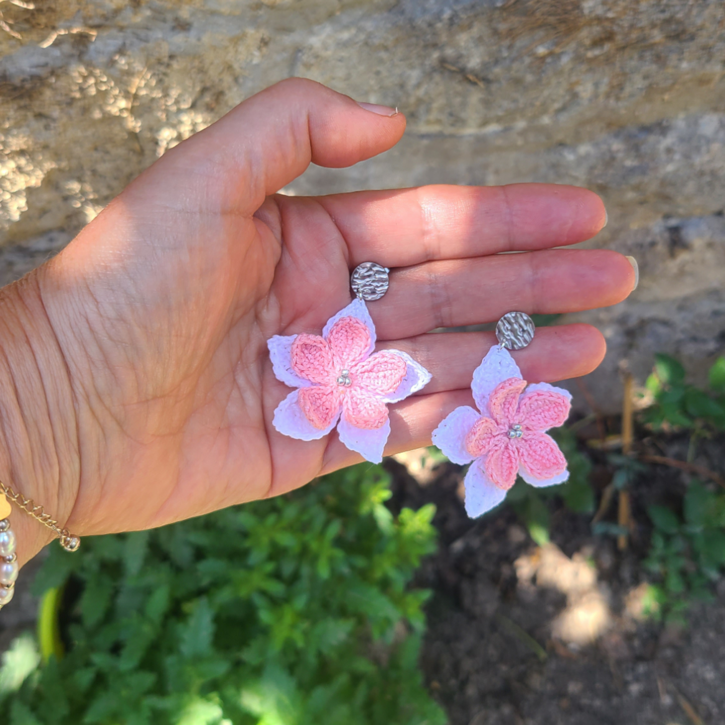 Boucles d'oreilles pendantes fleur Alizee fait main de couleur rose et blanche, apprêt de bijou de couleur argent en acier inoxydable dimension 5 cm