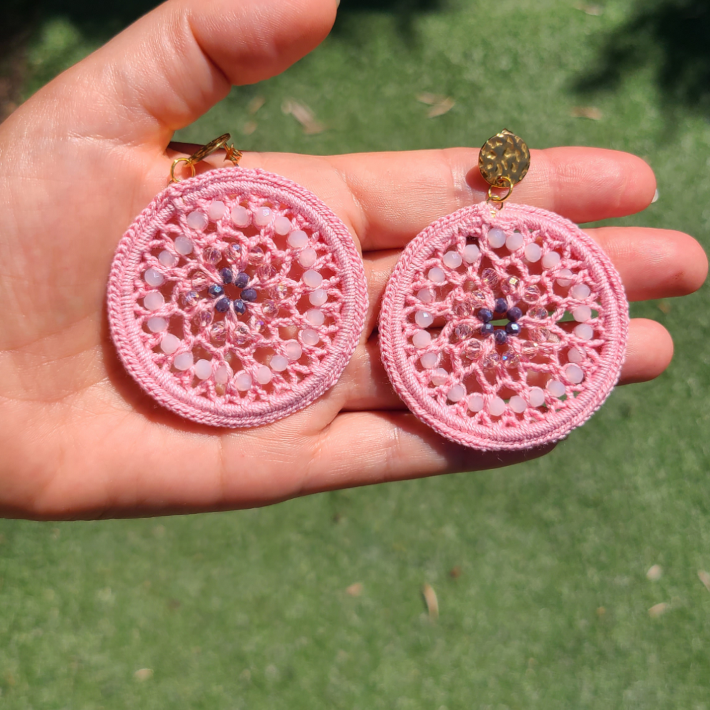 Boucles d'oreilles créoles faites main au crochet de couleur rose avec perles de rocailles