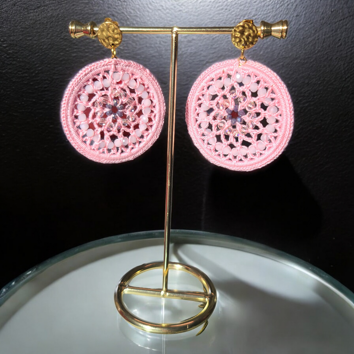 Boucles d'oreilles créoles faites main au crochet de couleur rose avec perles de rocailles