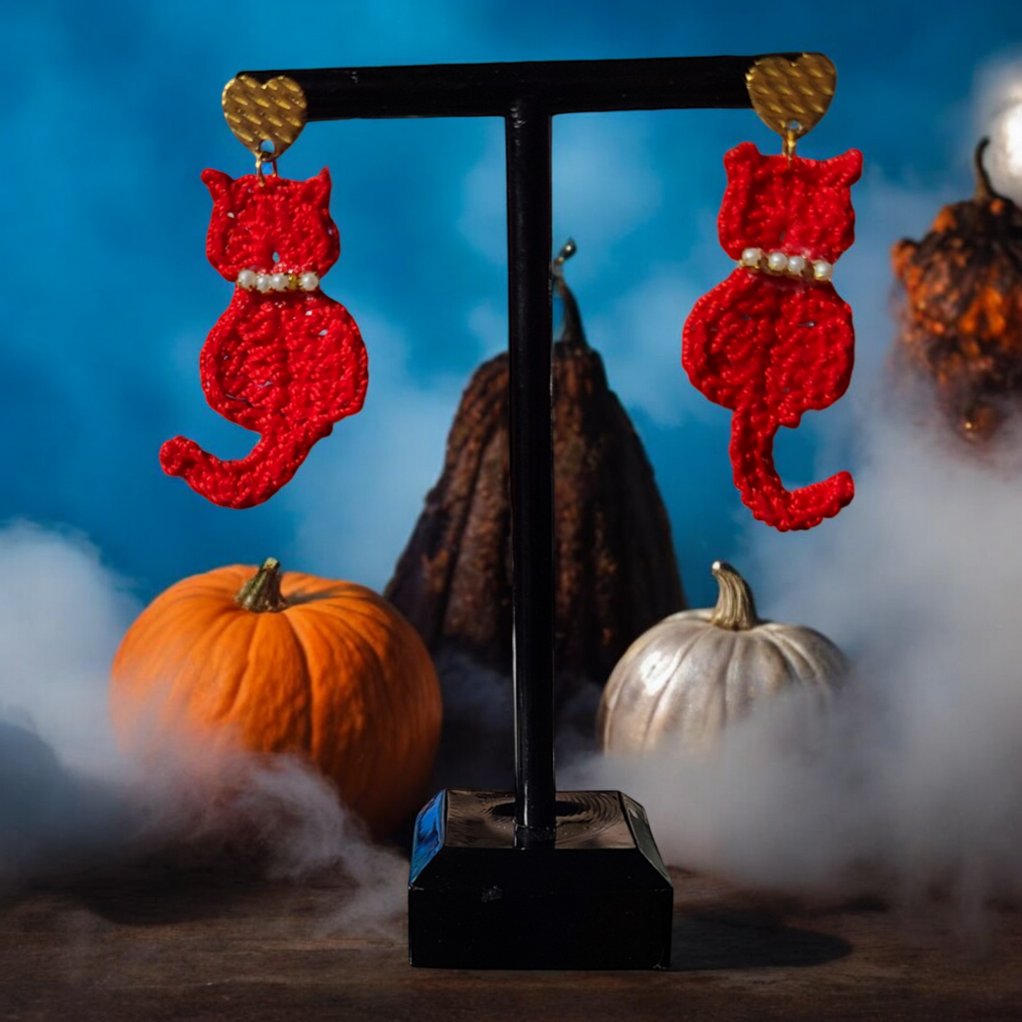 Boucles d'oreilles pendantes chat réalisées au crochet fait main avec fil coton de couleur rouge