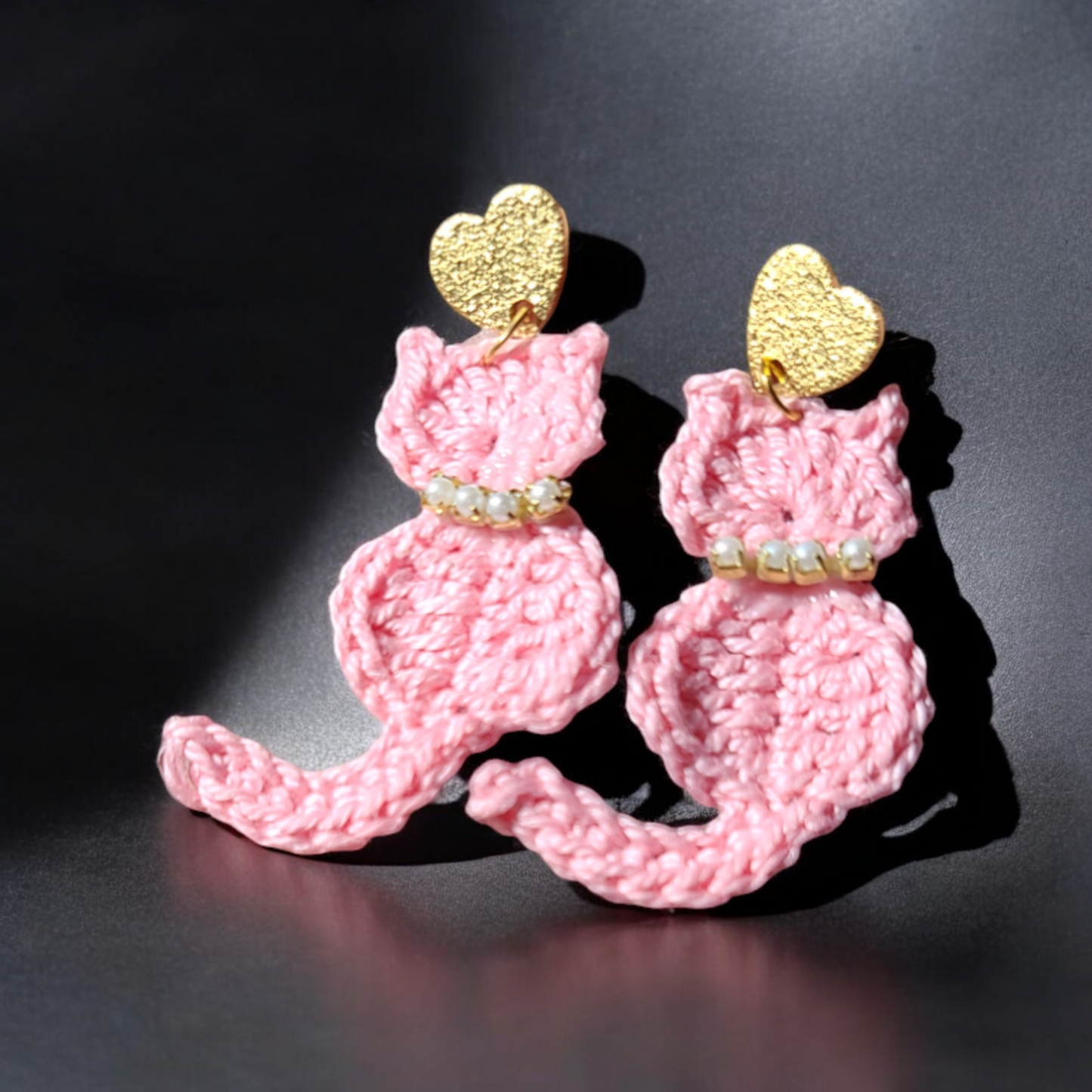Boucles d'oreilles pendantes chat réalisées au crochet fait main avec fil coton de couleur rose