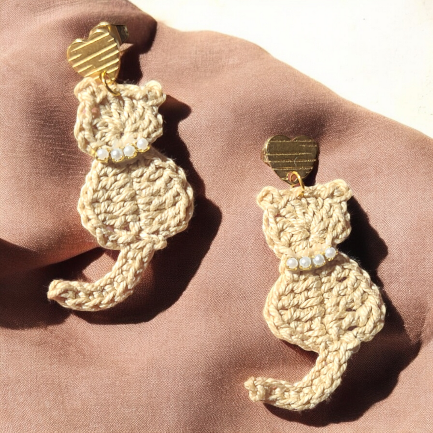 Boucles d'oreilles pendantes chat réalisées au crochet fait main avec fil coton de couleur beige