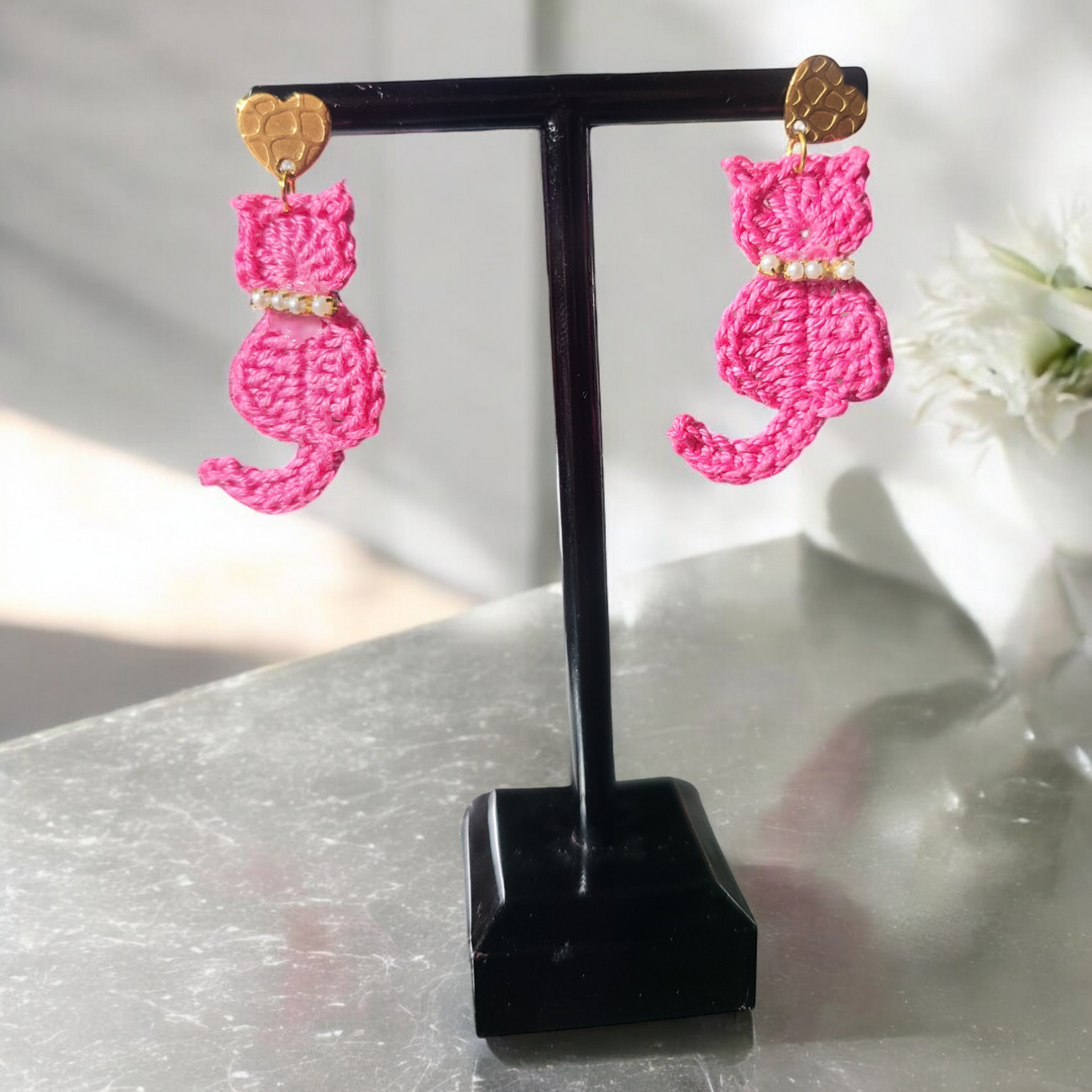 Boucles d'oreilles pendantes chat réalisées au crochet fait main avec fil coton de couleur rose foncé