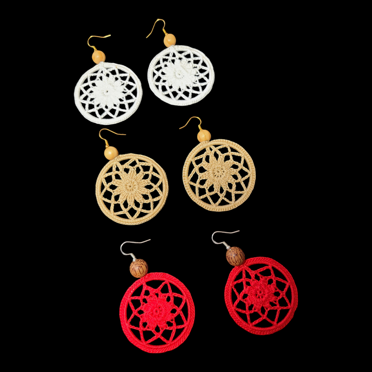 Boucles d'oreilles créoles BohoChic réalisées au crochet fait main de couleur blanche, beige, ou rouge
