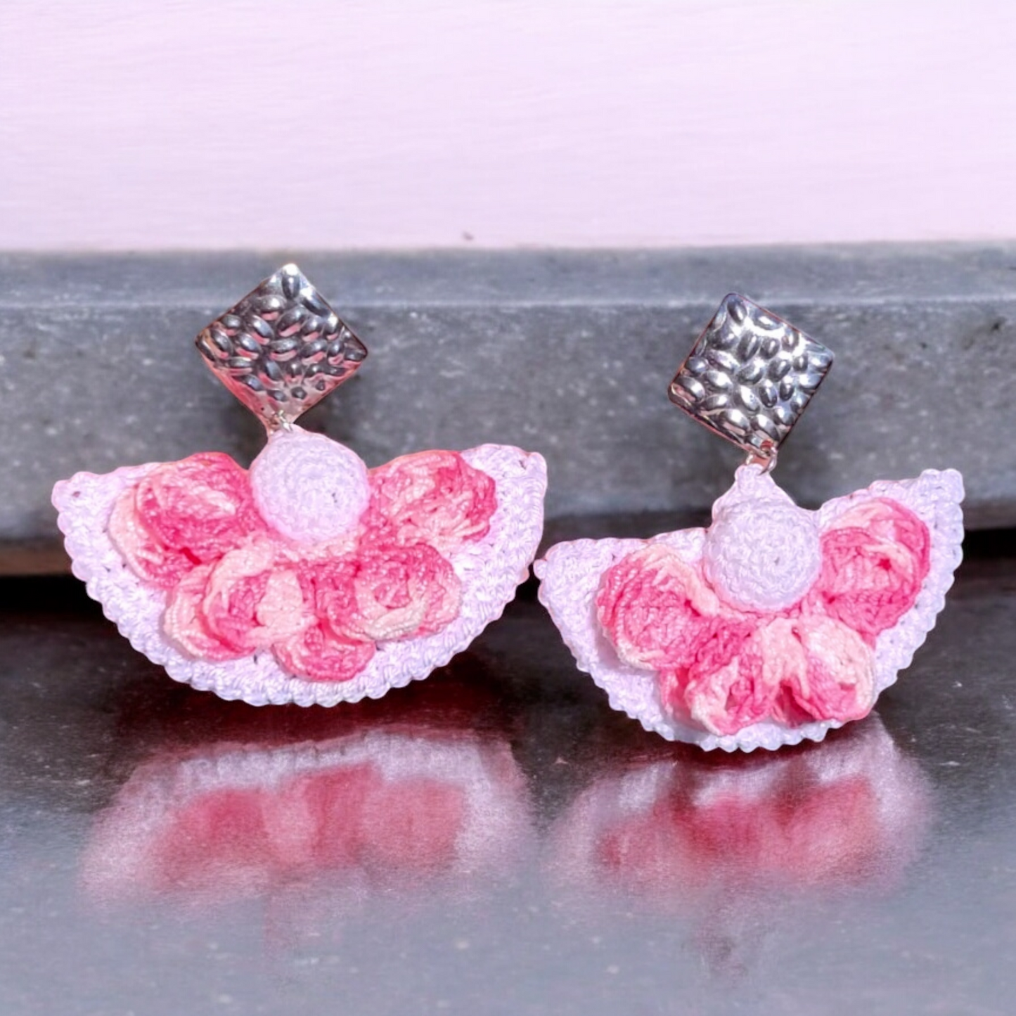 Boucles d'oreilles pendantes au crochet fait main de couleur blanche et rose