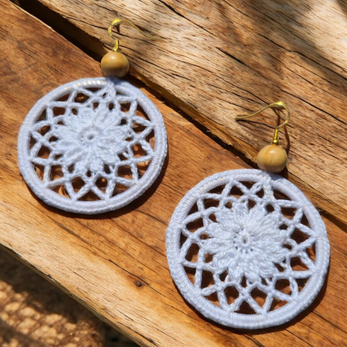 Boucles d'oreilles créoles BohoChic réalisées au crochet fait main de couleur blanche, beige, ou roug