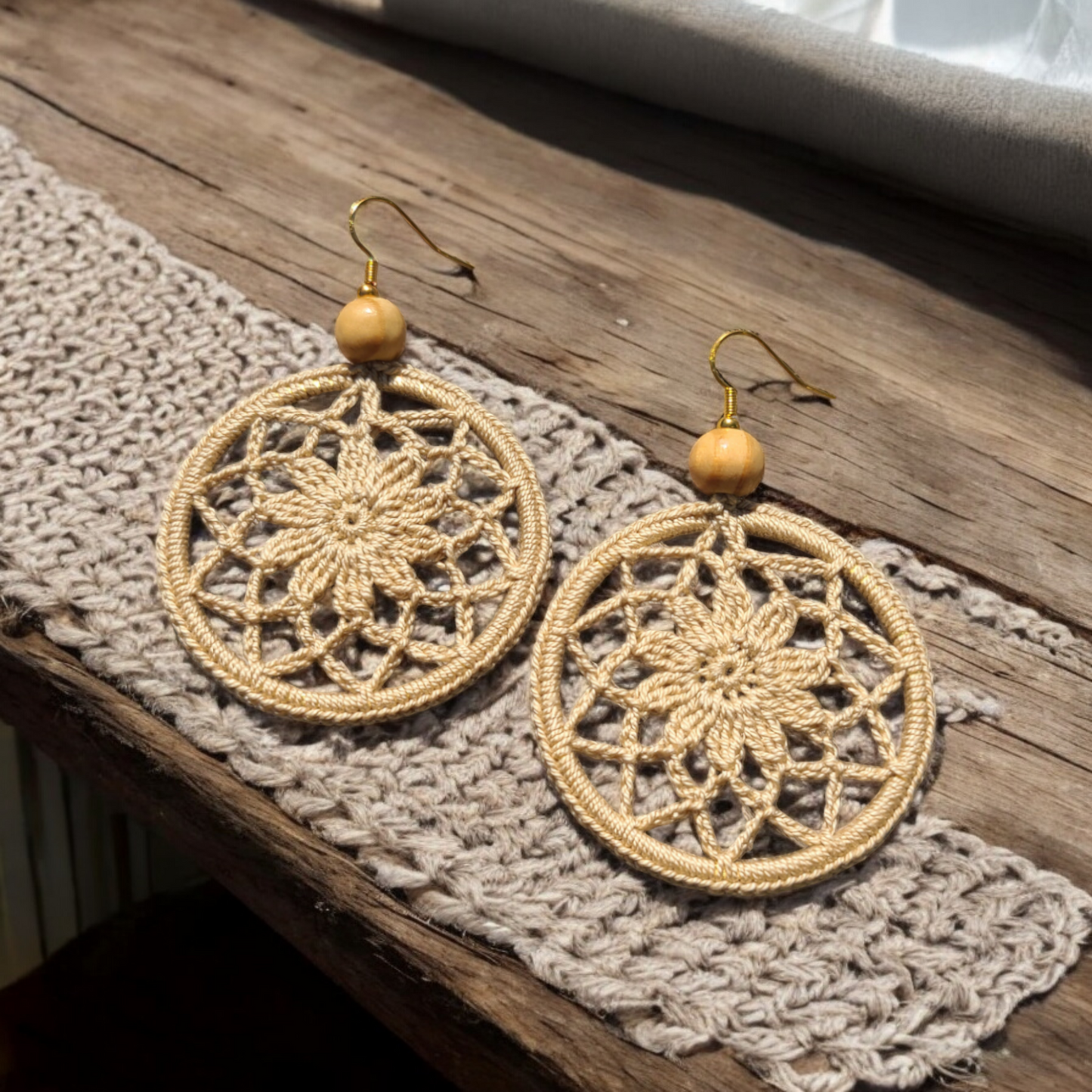 Boucles d'oreilles créoles BohoChic réalisées au crochet fait main de couleur blanche, beige, ou roug