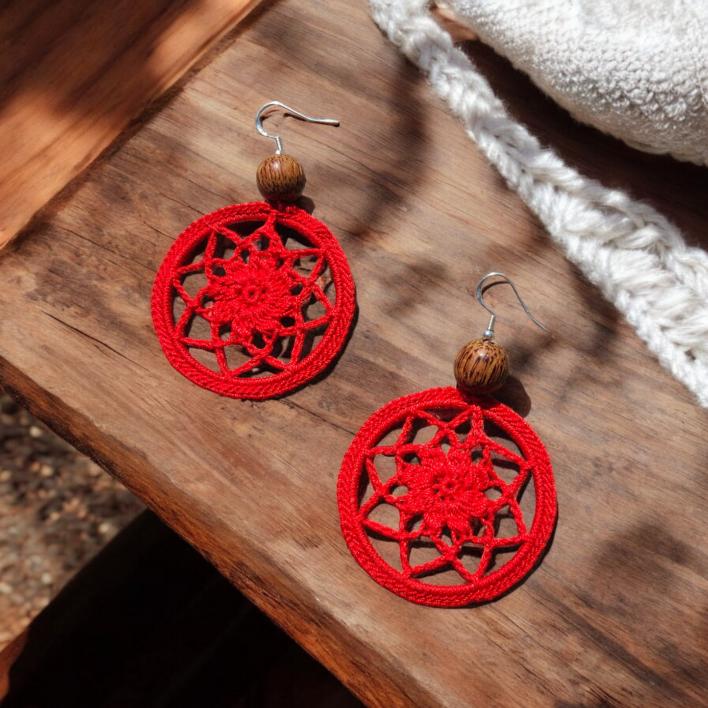 Boucles d'oreilles créoles BohoChic réalisées au crochet fait main de couleur blanche, beige, ou roug