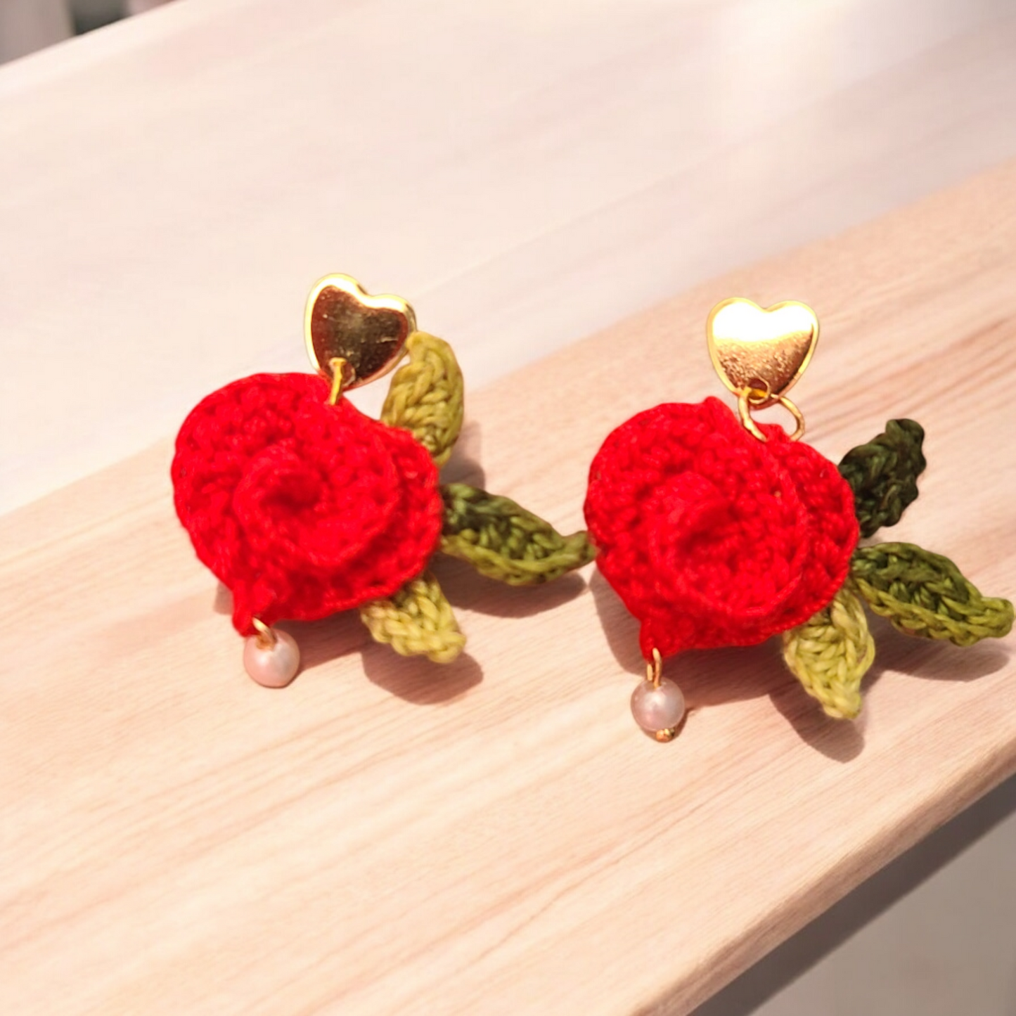 Boucles d'oreilles cœur au crochet, fait main, réalisées en fil coton de couleur rouge et perles de culture (imitation)