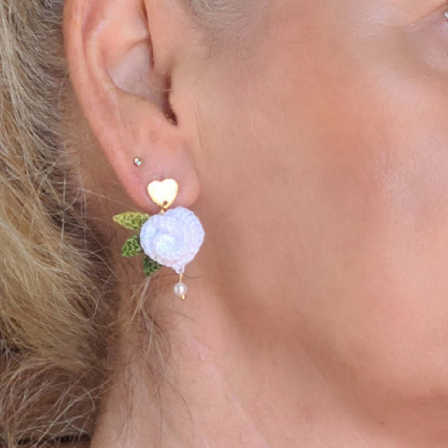 Boucles d'oreilles cœur au crochet, fait main, réalisées en fil coton de couleur blanc et perles de culture (imitation)