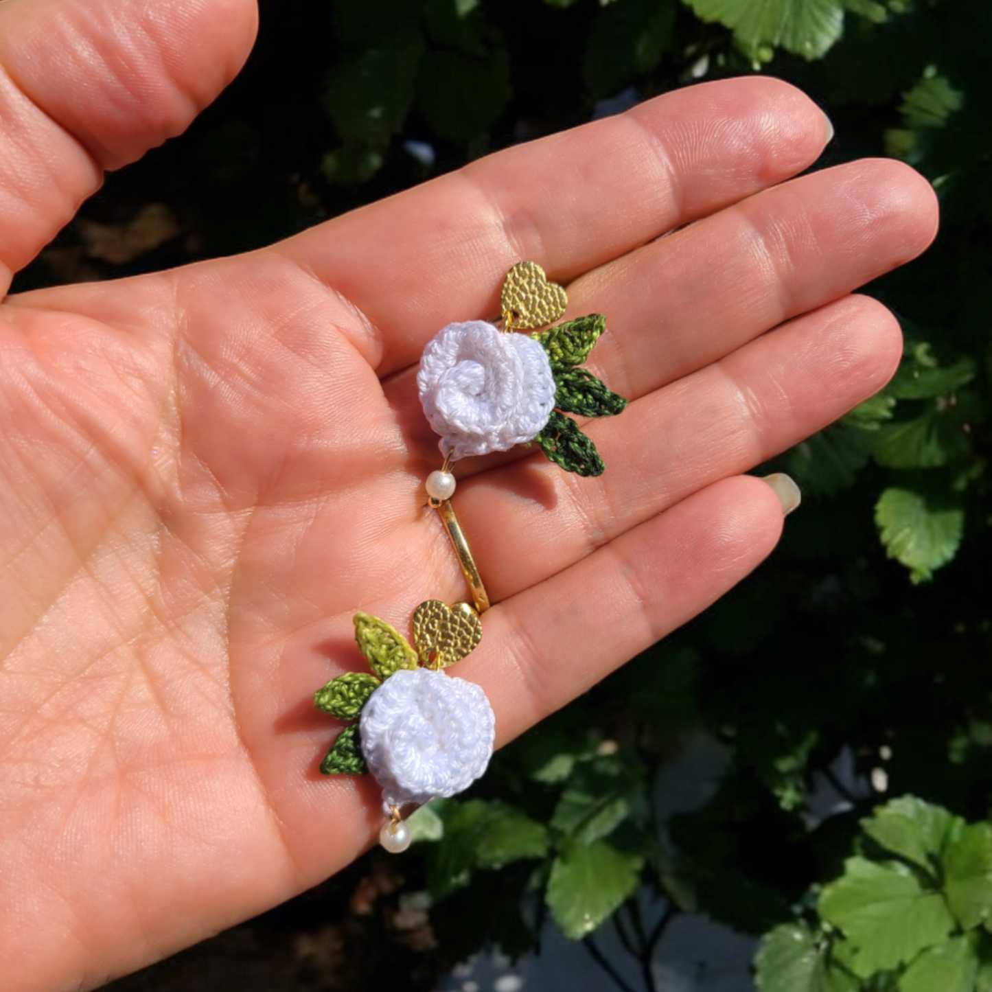 Boucles d'oreilles cœur au crochet, fait main, réalisées en fil coton de couleur blanc et perles de culture (imitation)