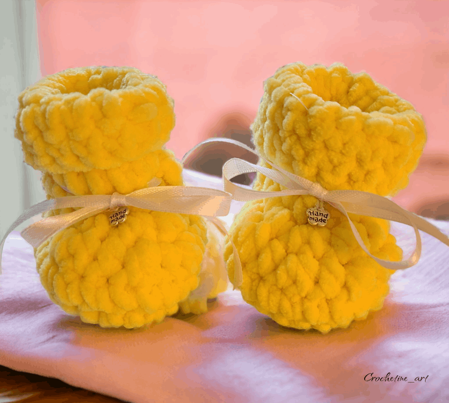 Chaussons bébé au crochet artisanal, en fil velours jaune pour baby shower ou de naissance fait main