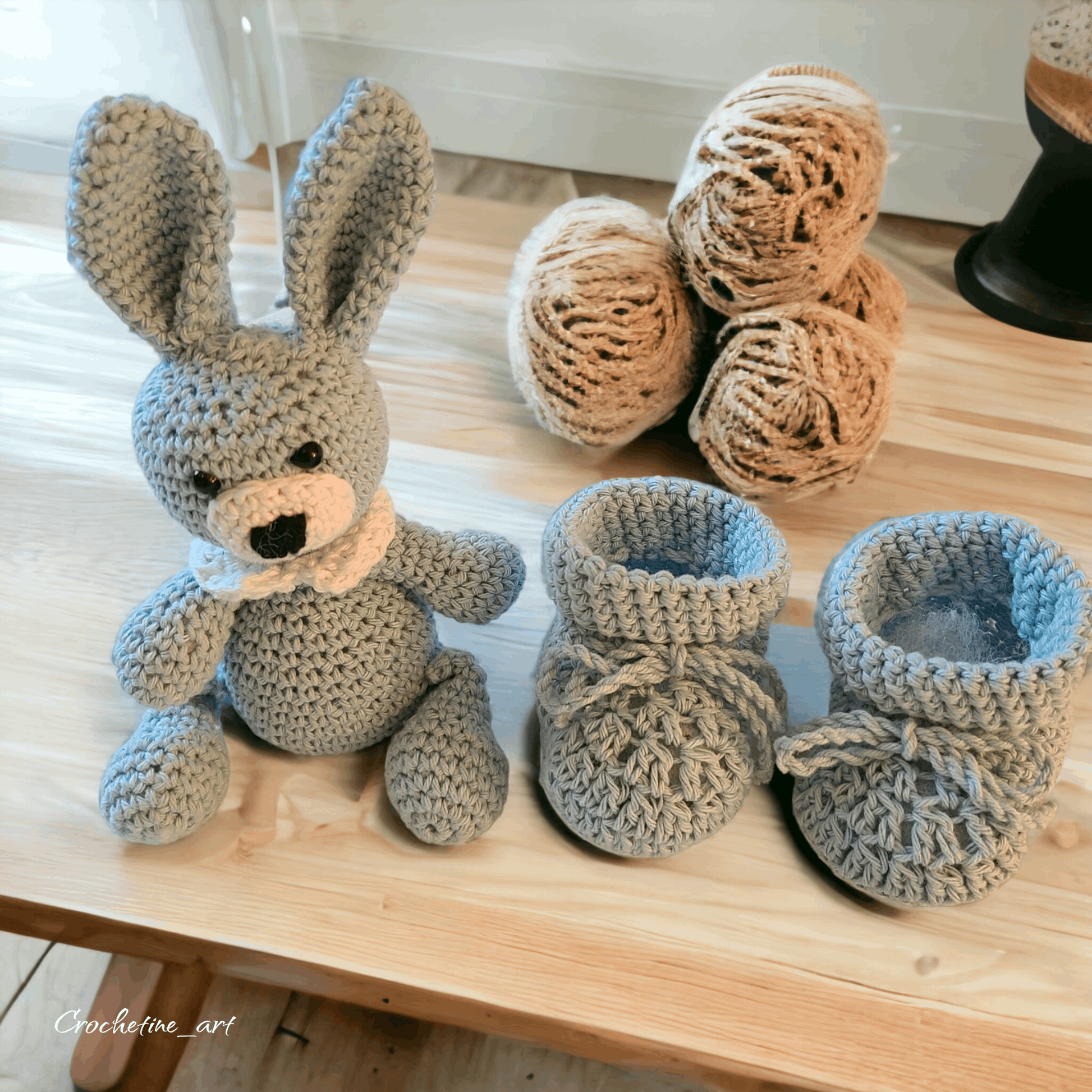 Peluche doudou lapin bleu crochet