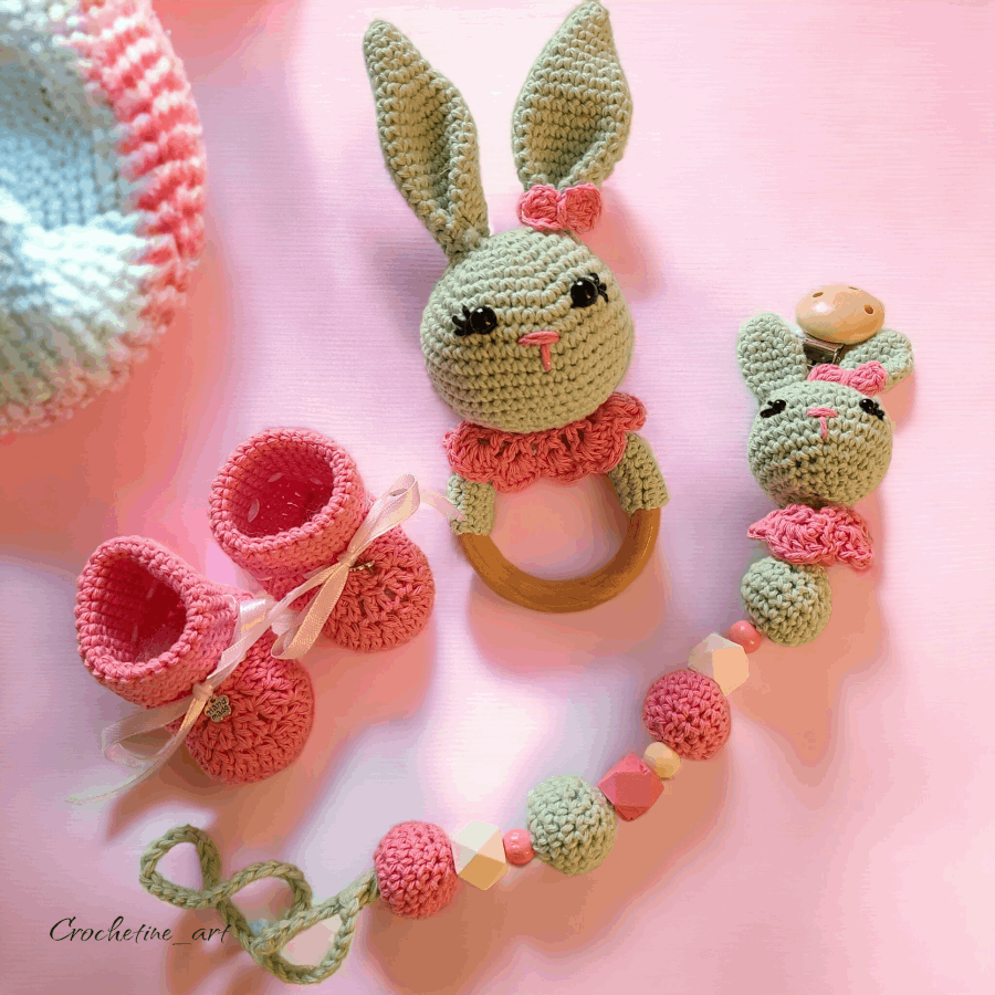 Coffret Cadeaux De Naissance Bébé comprenant un hochet Lapin vert d'eau une dragonne pour tétine une paire de chaussons de naissance rose