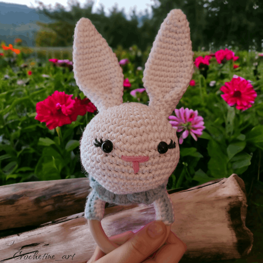 Hochet lapin au crochet artisanal, en fil coton blanc et bleu. anneau de dentition  en bois naturel