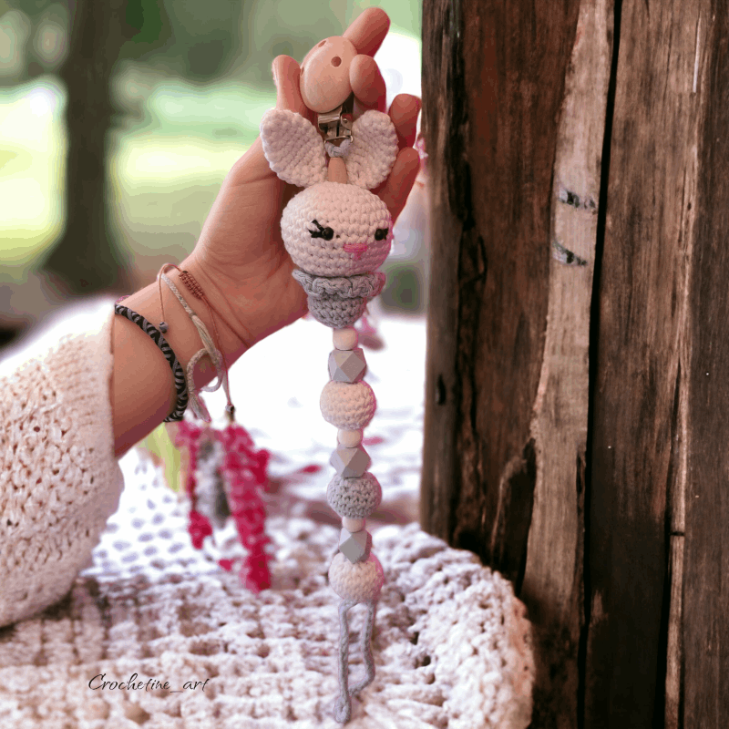 Dragonne lapin pour tétine au crochet fait main en fil coton blanc et bleu, agrémenté de perles en bois