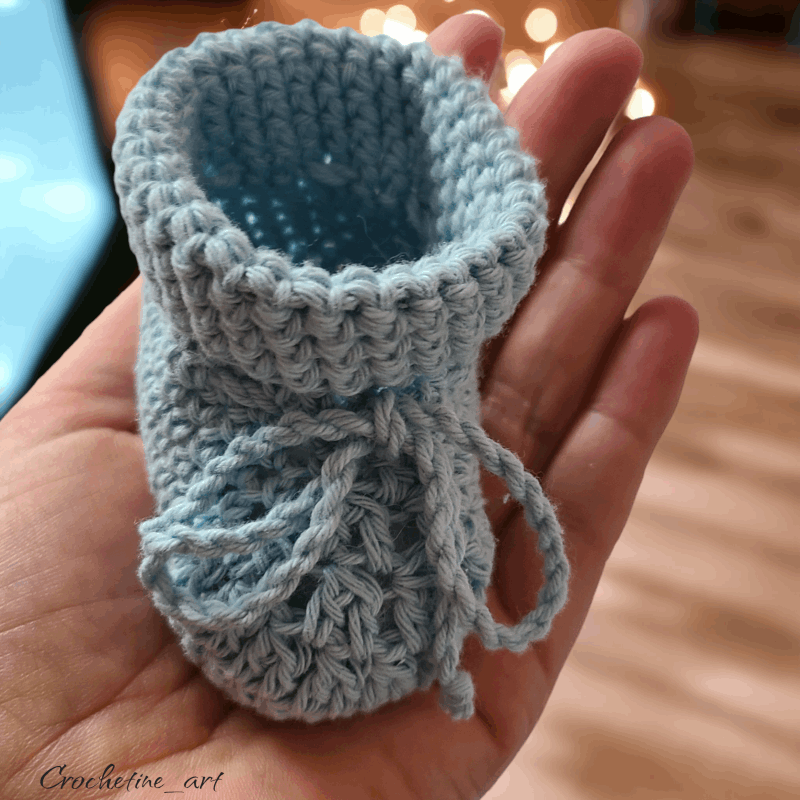 Chausson de naissance au crochet artisanal. En fil coton bleu, taille 0 à 3 mois