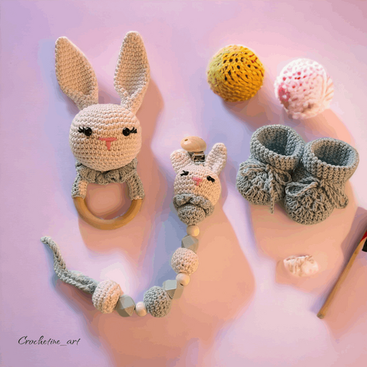 Coffret cadeaux de naissance Bébé au crochet fait main, hochet lapin blanc, dragonne tétine lapin, chausson de naissance