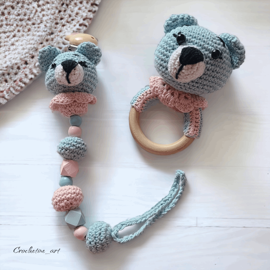 Coffret cadeau de naissance pour bébé au crochet comprenant un hochet, une paire de chausson taille 0 à 3 mois, une dragonne pour tétine ourson réalisée au crochet avec fil coton bleu et perle de bois