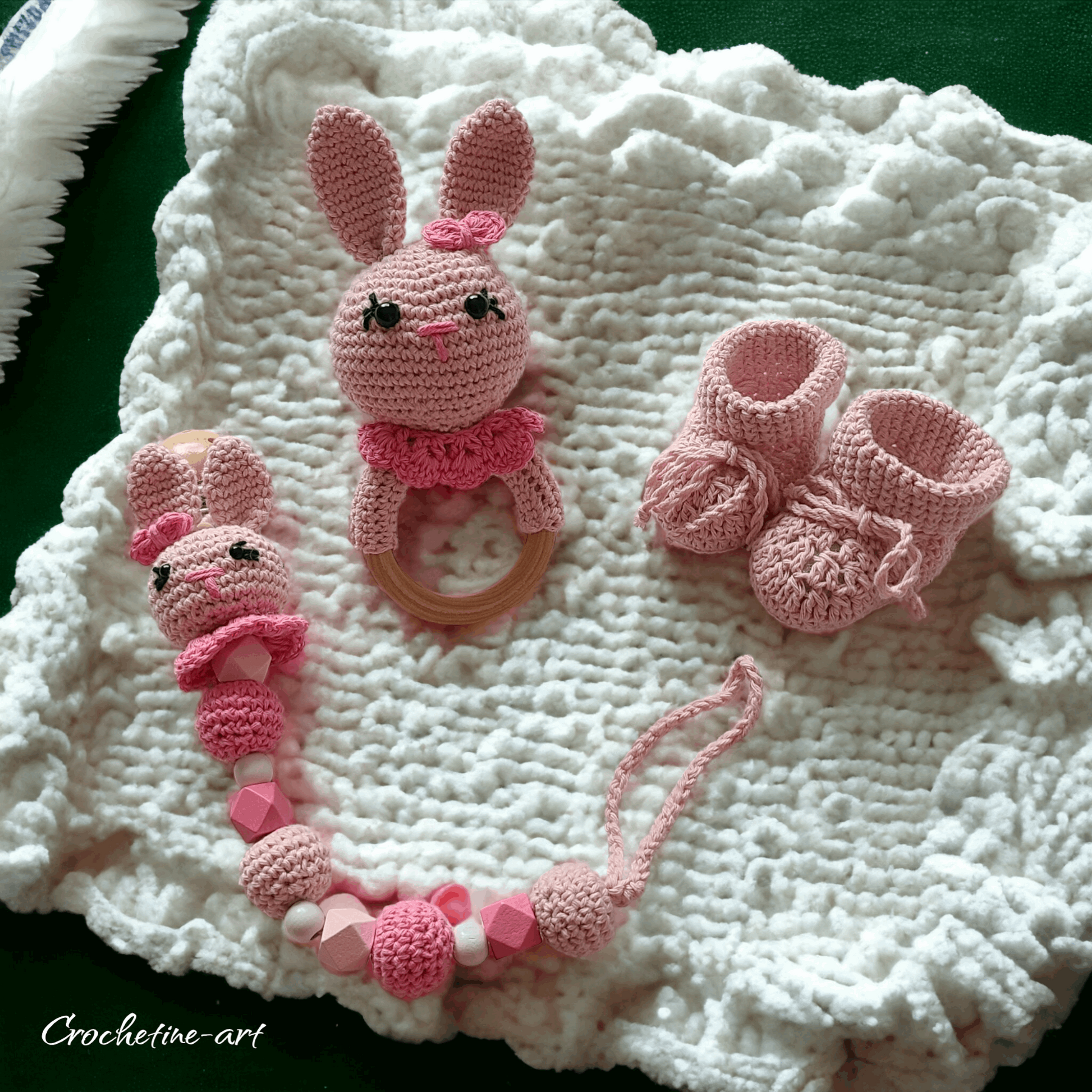 Coffret Cadeaux De Naissance Pour Bébé hochet Lapin rose dragonne chausson de naissance