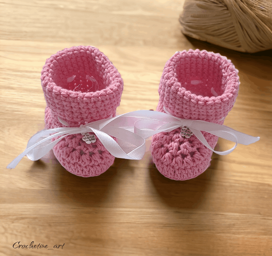 Chaussons de naissance pour bébé au crochet artisanal en fil coton 100% de couleur rose 