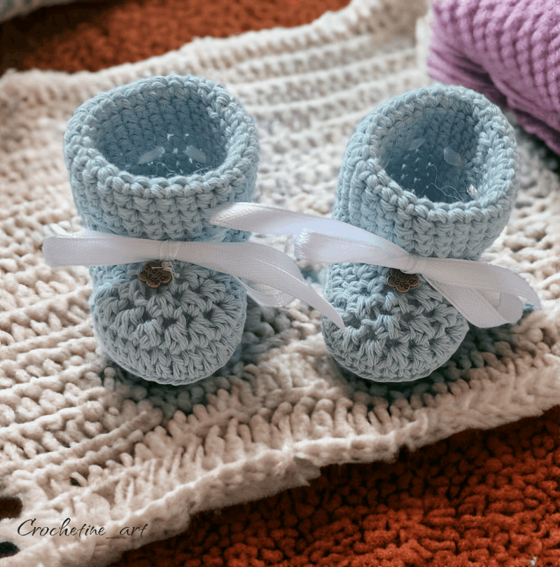 Chaussons de naissance pour bébé au crochet artisanal en fil coton 100% de couleur bleu