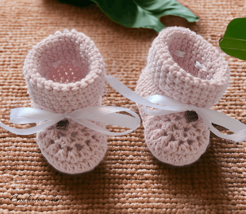 Chaussons de naissance pour bébé au crochet artisanal en fil coton 100% de couleur rose clair  