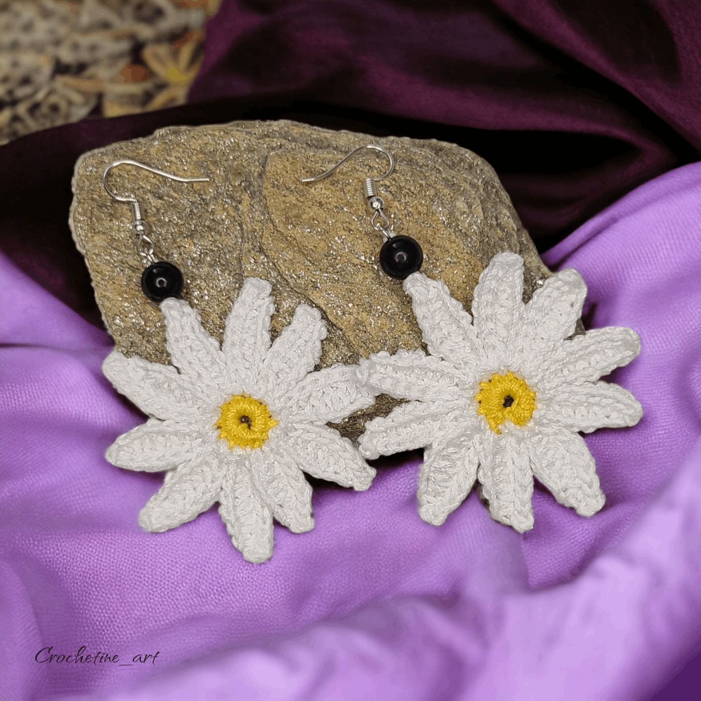 Boucles d'oreille Marguerite Celia au crochet de couleur blanche avec perles intermédiaires