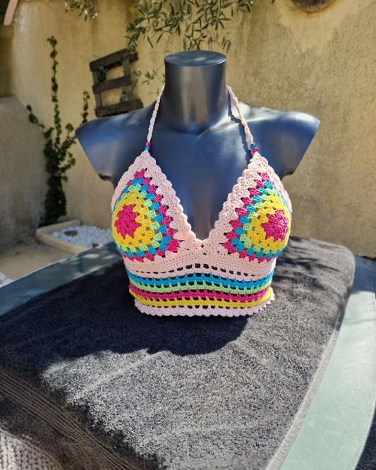 top haut court fait main au crochet de couleur multicolore