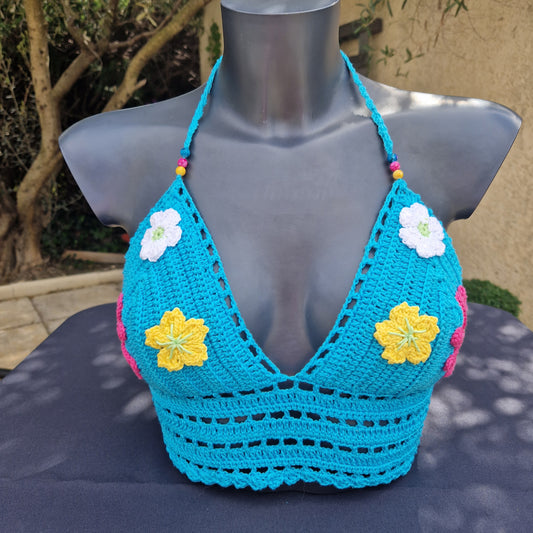 Haut crop top fait main au crochet de couleur bleu avec fleurs crochetées et perles 