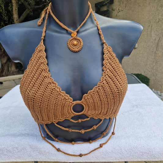 Haut crop top fait main au crochet en fil 100% coton de couleur marron et perles en bois 
