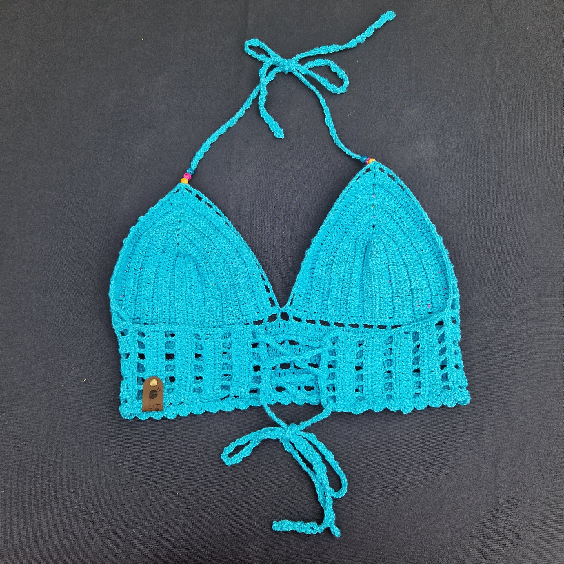 Haut crop top fait main au crochet de couleur bleu avec fleurs crochetées et perles 