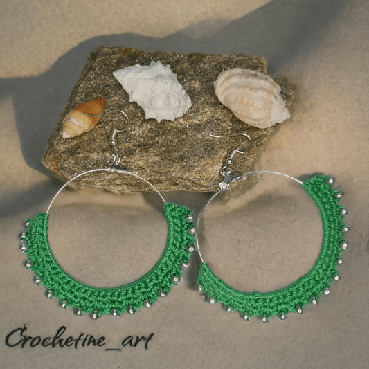 Boucles d'oreilles créoles Farah avec perles de rocailles argentée, une dimension de 8 cm, boucle d'oreilles au crochet  en fil coton de couleur verte.