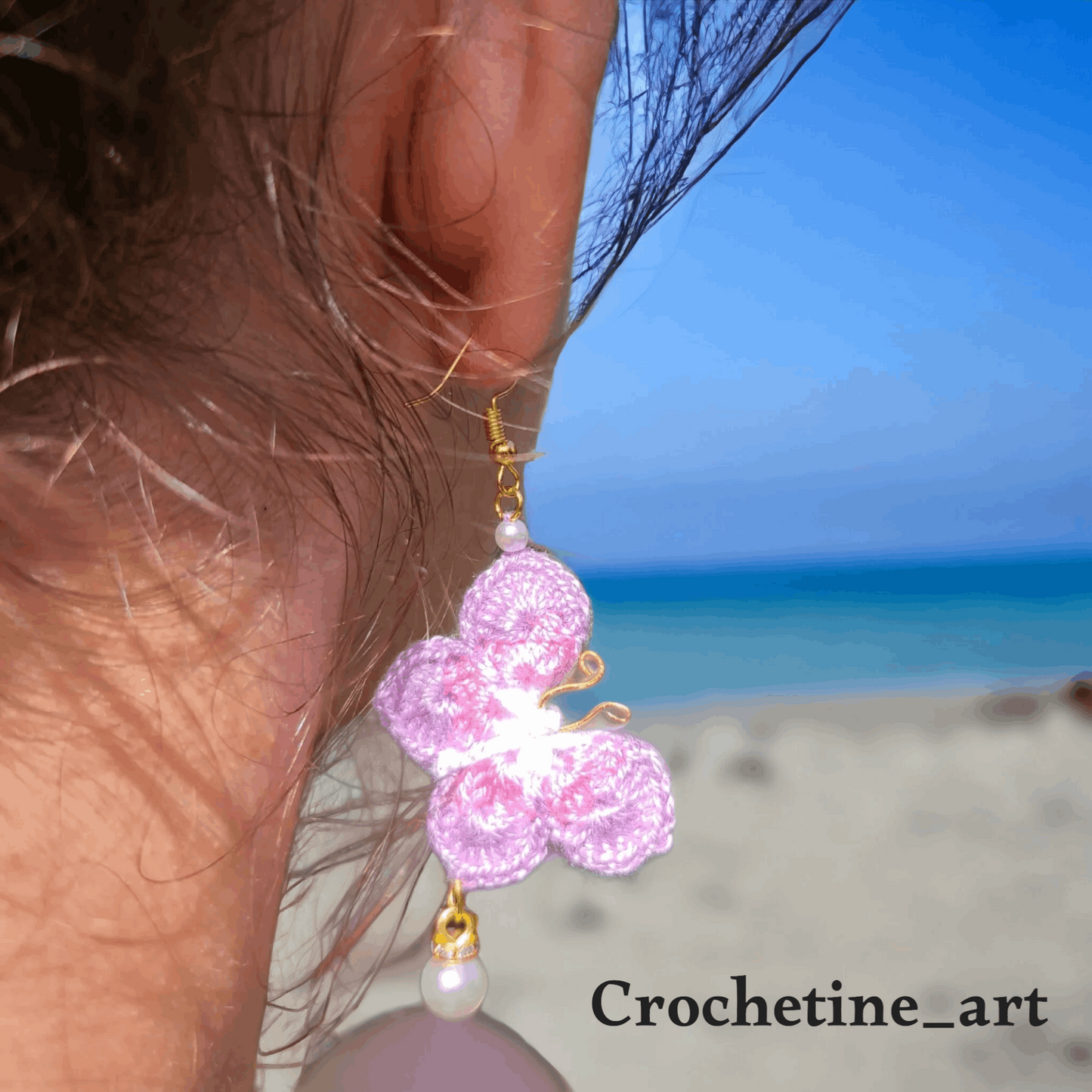 Boucles d'oreilles papillon au crochet, réalisées à la main,  fil coton 100 %, breloque imitation perles de culture  bijouterie artisanale, made in France,