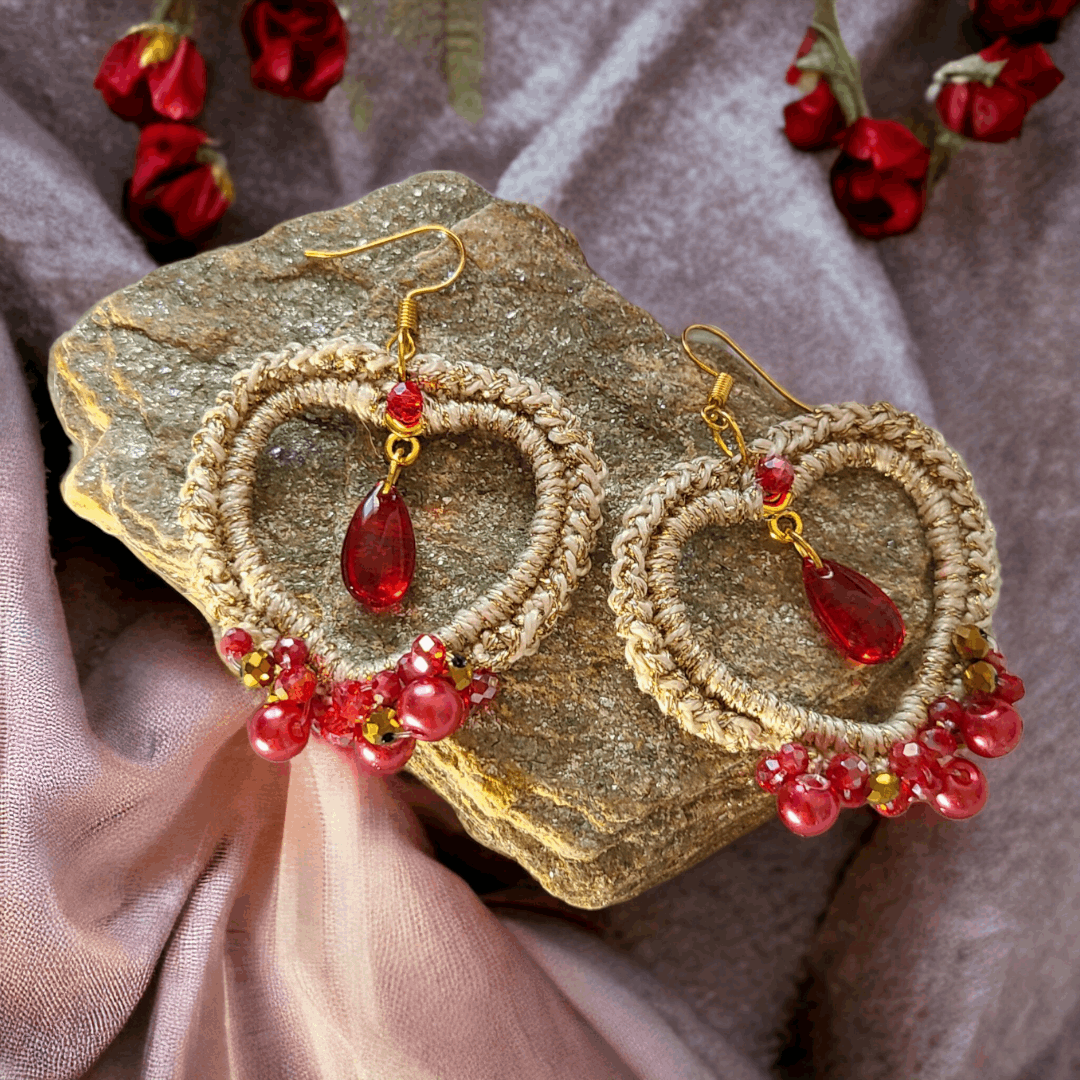 Boucles d'oreilles cœur au crochet de couleur beige avec perles et breloques  de couleur rouge