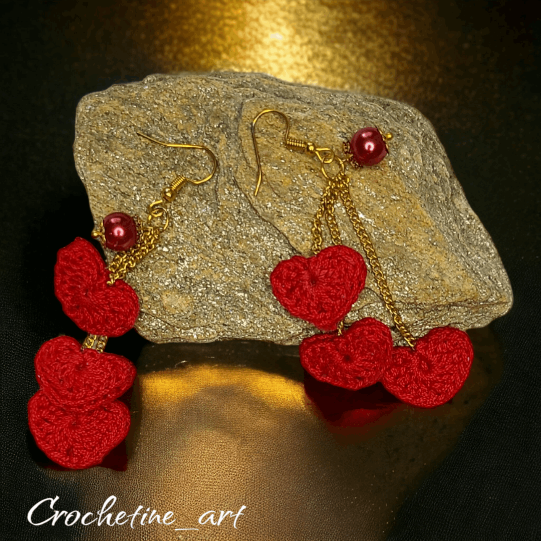 Boucles d'oreilles tombantes cœur au crochet de couleur rouge avec perles de culture (imitation) et petites chainettes 