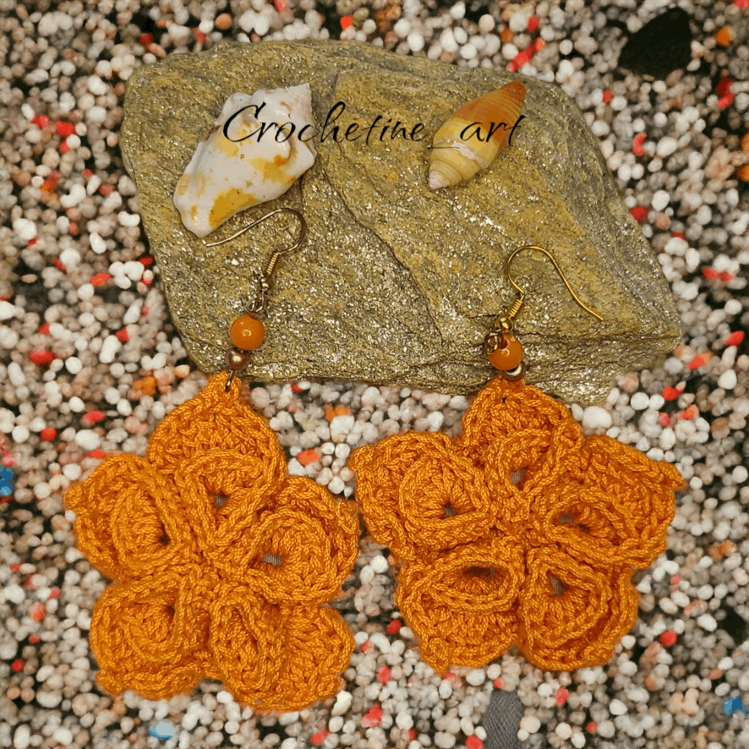 Boucles d'oreilles fleur au crochet de couleur orange avec perles intermédiaires 