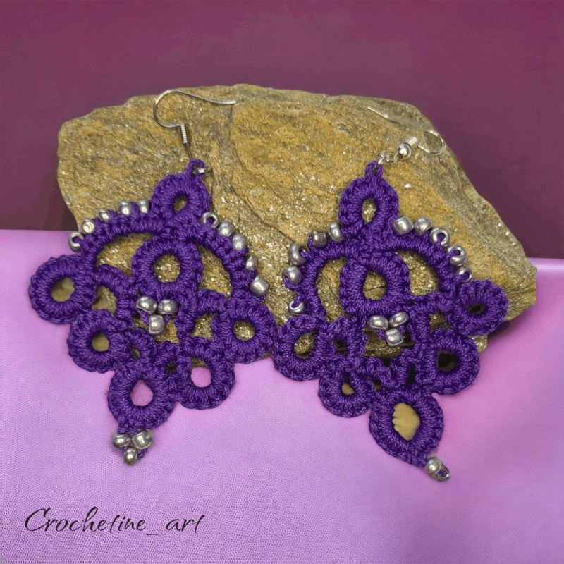 Boucles d'oreilles pendantes Louison réalisées au crochet de couleur violette.