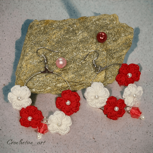 Boucles d'oreilles créoles fleurs au crochet de couleur rouge et blanche avec perles