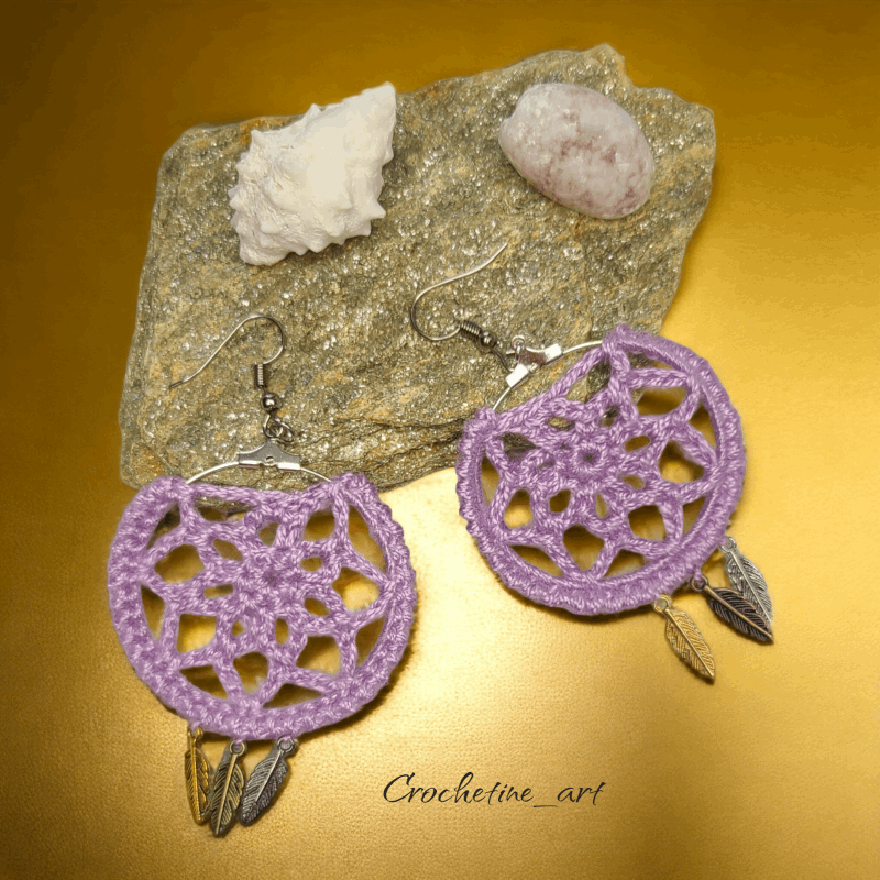 Boucles d'oreilles attrapes rêves Luna au crochet de couleur rose avec breloques plumes