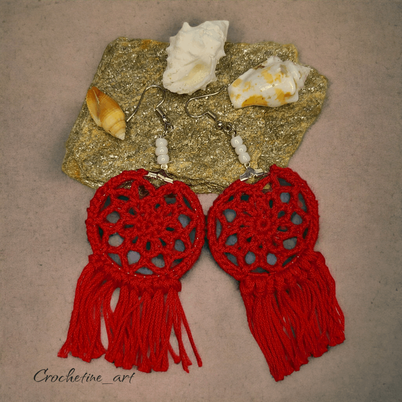 Boucles d'oreilles attrapes rêves Lenny de couleur rouge au crochet avec perles de rocaille