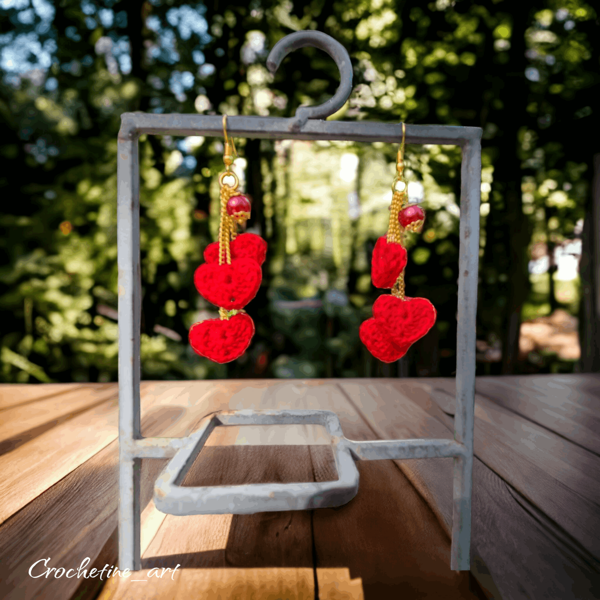 Boucles d'oreilles tombantes cœur au crochet de couleur rouge avec perles de culture (imitation) et petites chainettes 