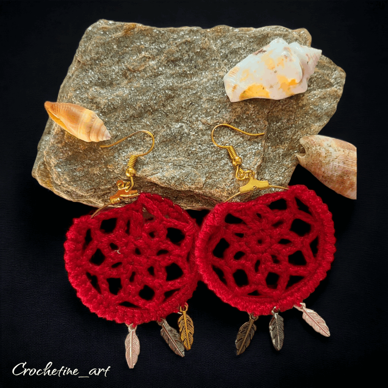 Boucles d'oreilles attrapes rêves Luna au crochet de couleur rouge avec breloques plumes