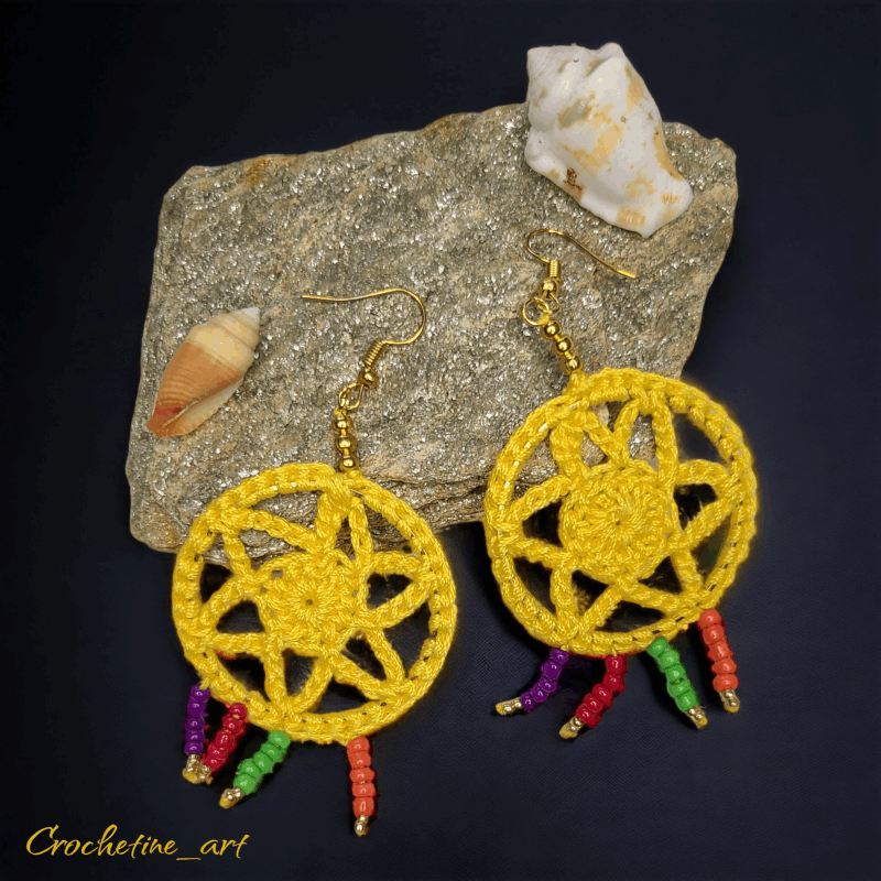 Boucles d'oreilles créoles au crochet  de couleur jaune avec perles de rocailles multicolore