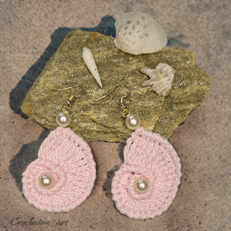 Boucles d'oreilles coquillage au crochet de couleur rose  avec perles de culture (imitation)