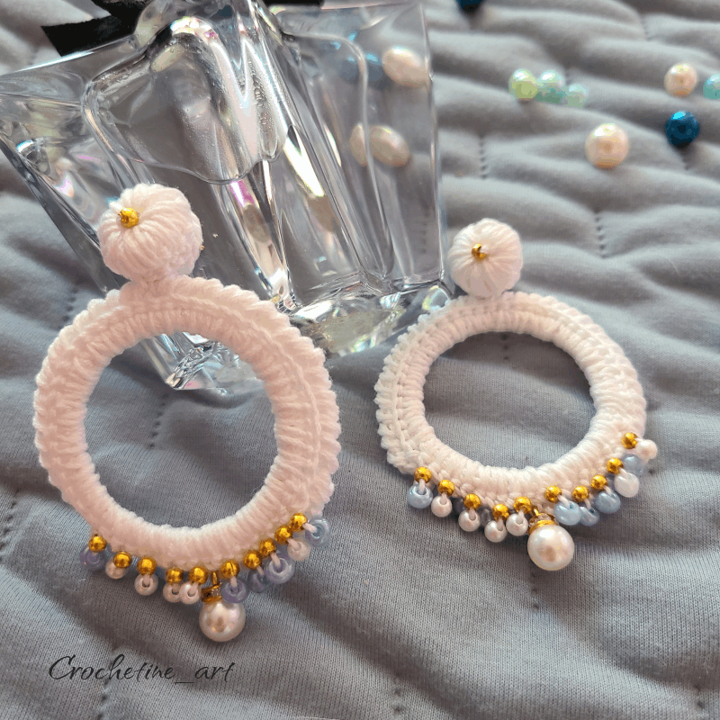 Boucles d'oreilles Sirine Blanche Boucles d'oreilles au crochet de couleur blanche avec perles intermédiaires