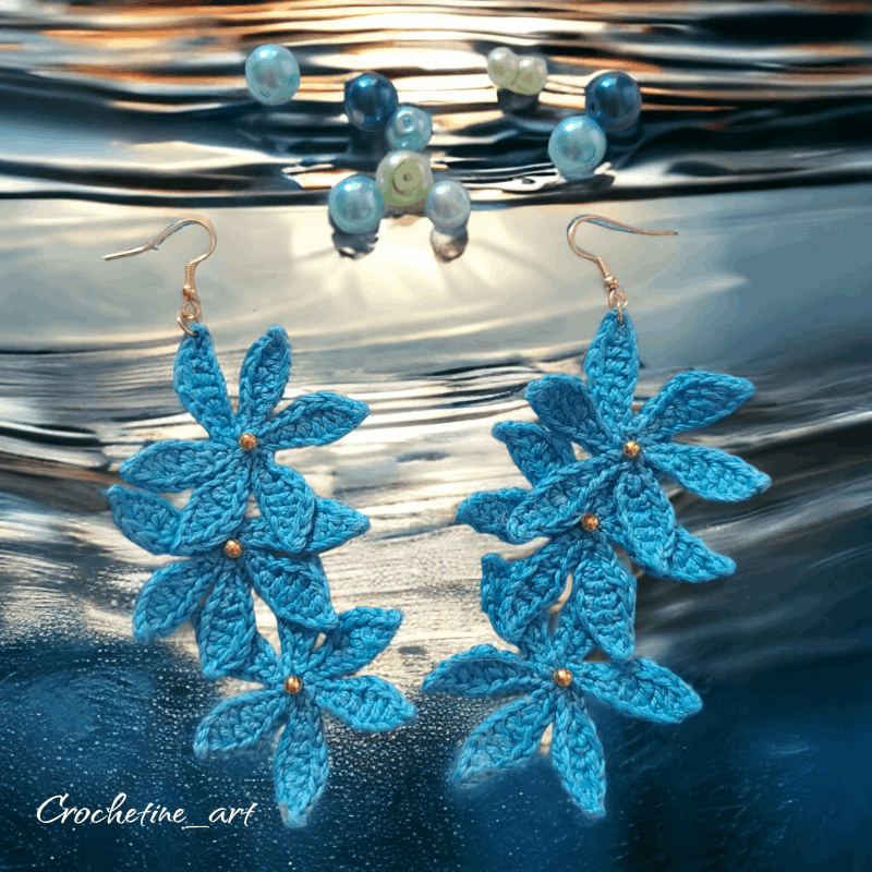 Boucles d'oreilles tombantes Alba, Boucles d'oreilles au crochet de couleurs bleue avec perles dorées