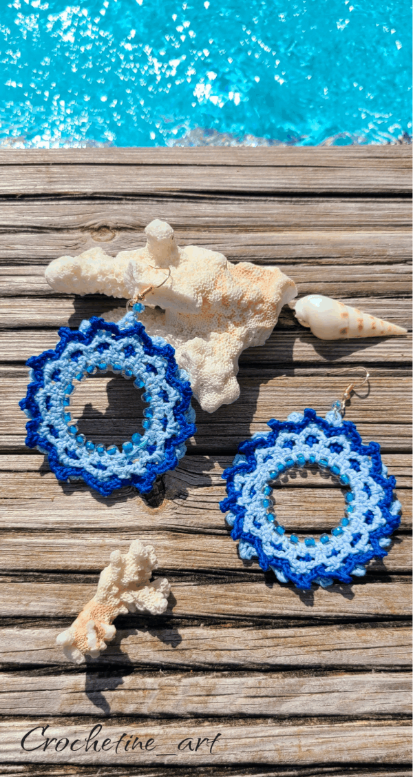 Boucles d'oreilles créole Neyla au crochet de couleurs bleue avec perles de rocailles