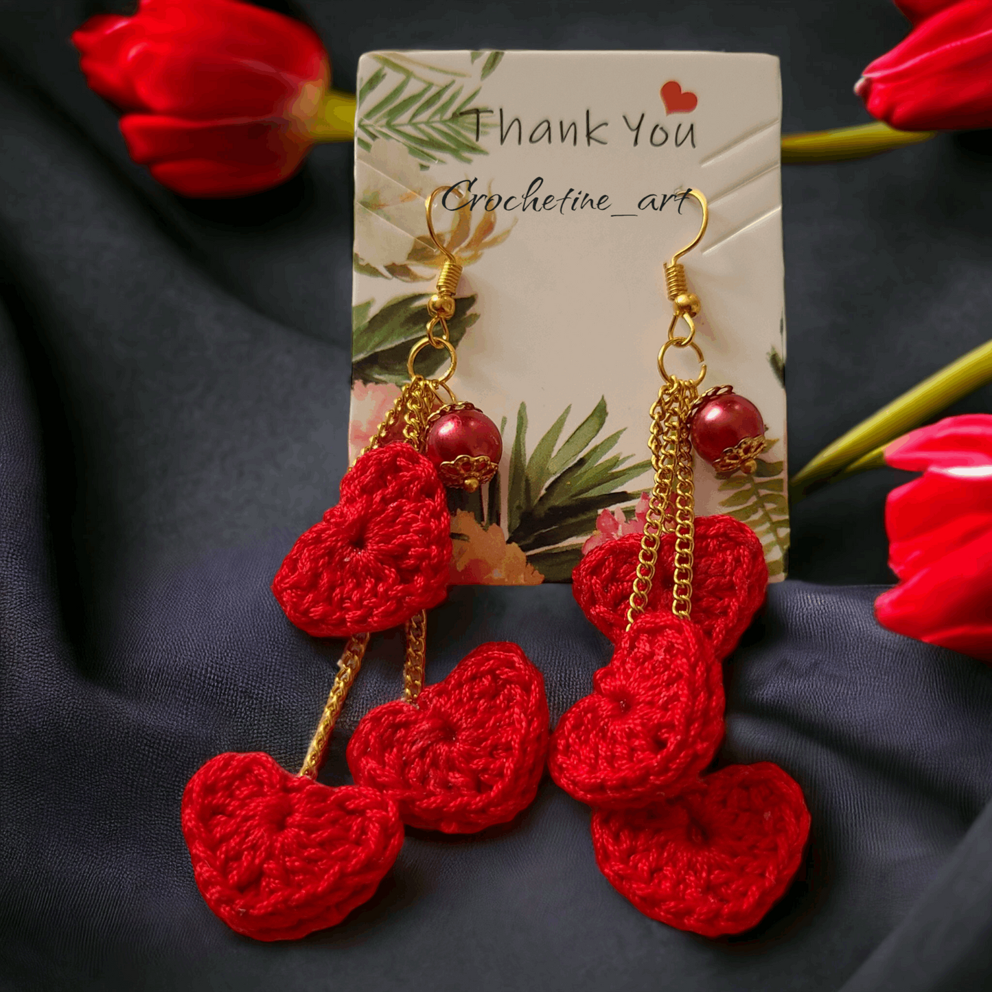 Boucles d'oreilles tombantes cœur au crochet de couleur rouge avec perles de culture (imitation) et petites chainettes 