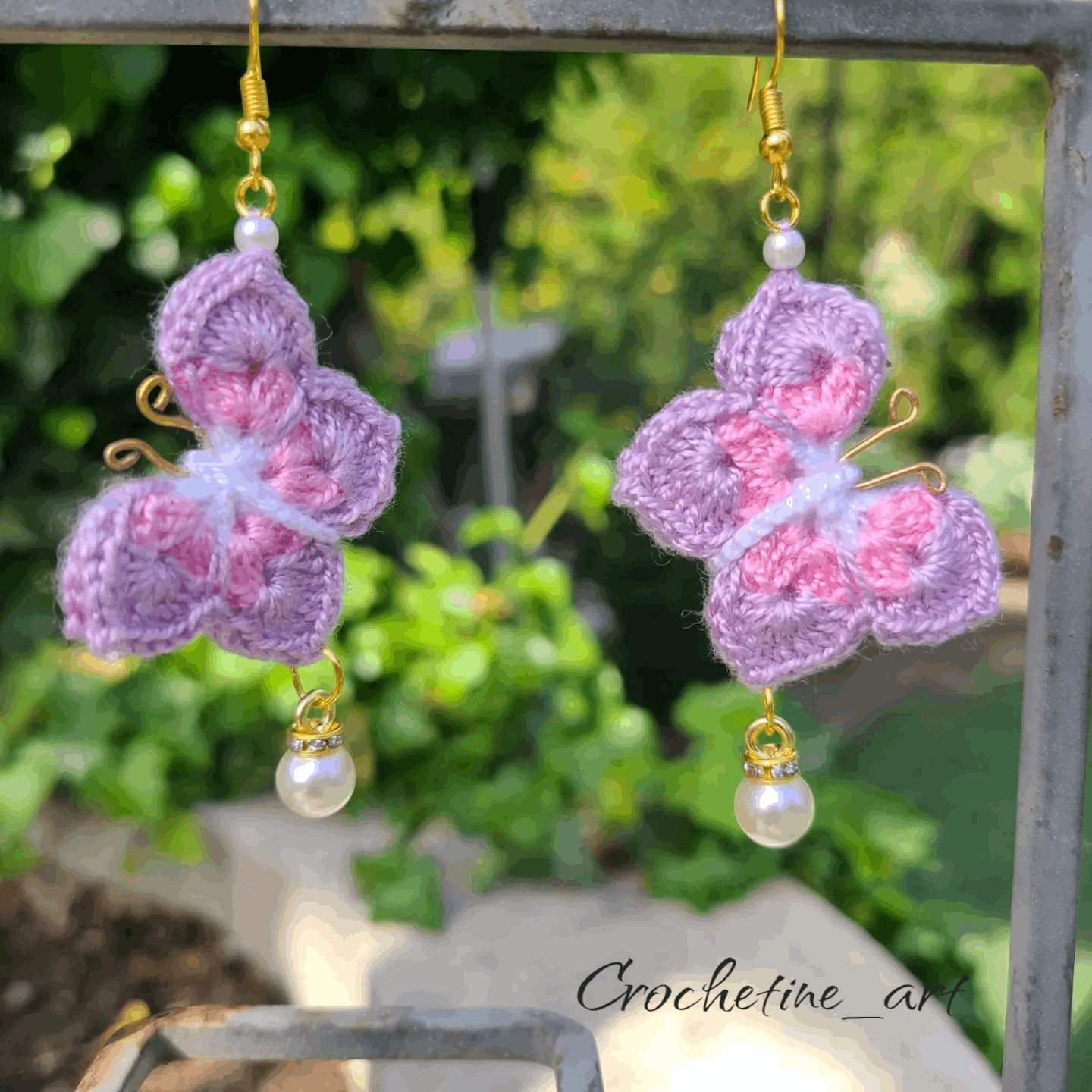 Boucles d'oreilles papillon au crochet, réalisées à la main,  fil coton 100 %, breloque imitation perles de culture  bijouterie artisanale, made in France,